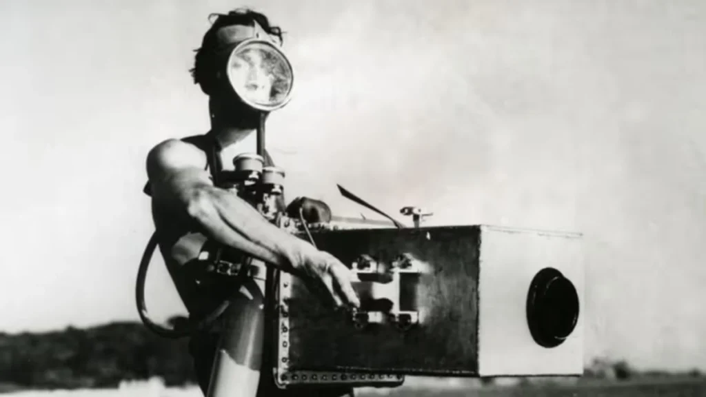 Jean Painlevé avec sa caméra dans un caisson hermétique - Archives Jean Painlevé DR