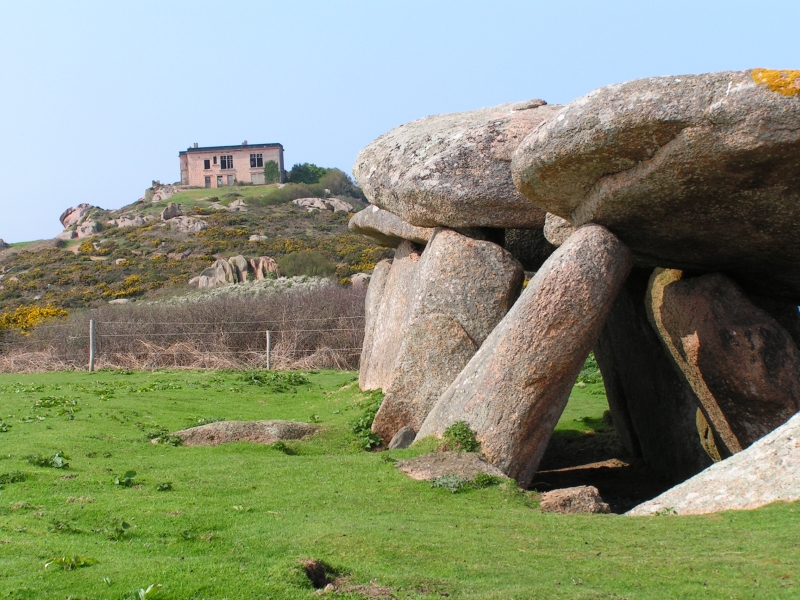 L'allée couverte de l'île Milliau avec la maison dites d'Aristide Briand. Une randonnée à marée basse à Trébeurden en Bretagne.