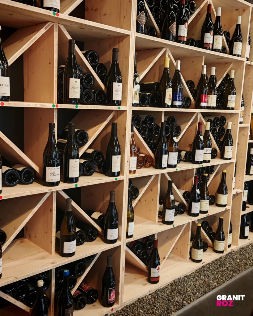 Le délicieuse bouteilles de vin à découvrir à la Bouteille Renversée à Perros-Guirec en Bretagne.