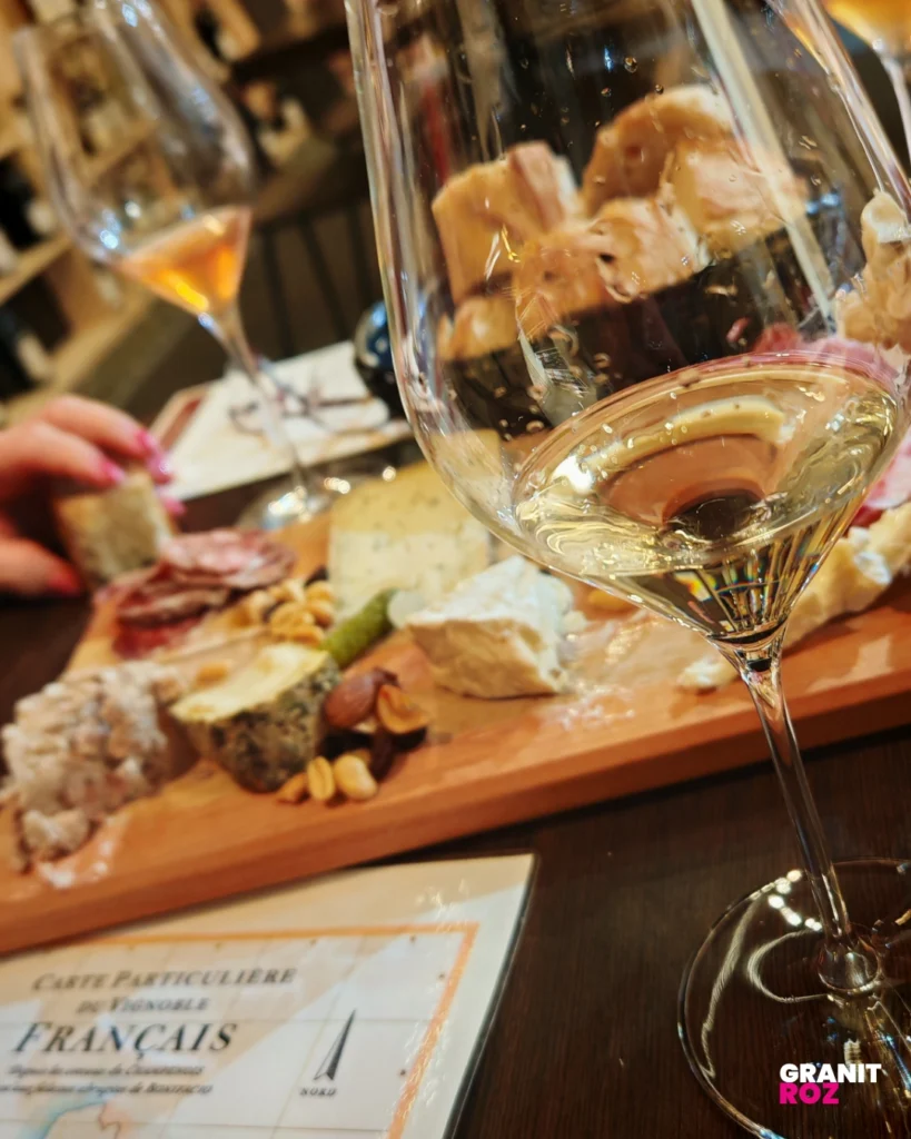 Les soirées 'Bar à Vin' de la cave La Bouteille Renversée à Perros-Guirec en Bretagne.