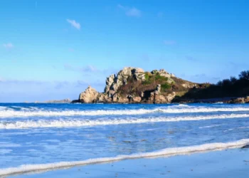 Vue panoramique sur la plage de Trestrignel et la Pointe du Château à Perros-Guirec, point de passage de la randonnée sportive proposée pour digérer après la Chandeleur.