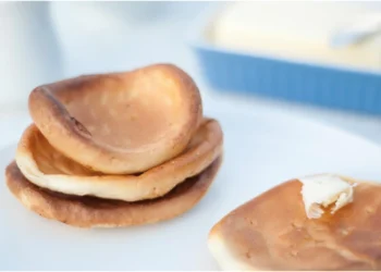 Gros plan sur des craquelins bretons (biscuits incurvés).