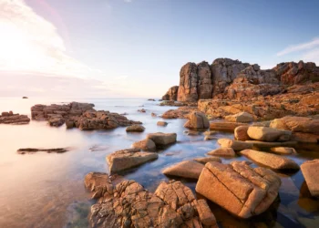 Une vue sur les rochers de Plougrescant au lever du soleil, site incontournable de la Côte de Granit Rose en Bretagne - © Lamoureux Alexandre - Tourisme Bretagne