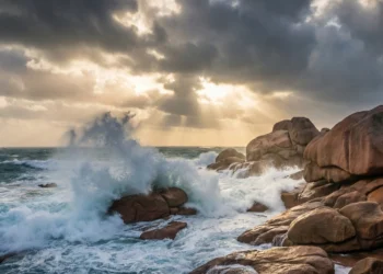 Vagues géantes s'écrasant sur les rochers en granit rose pendant les grandes marées.
