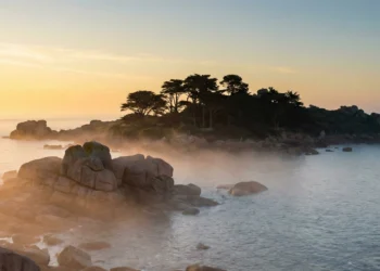 Vue mystérieuse de l'Île d'Aval à Pleumeur-Bodou avec des brumes matinales, lieu supposé du repos du Roi Arthur.