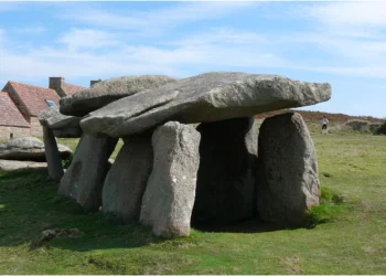 Allée couverte Ile Milliau vue nord. Une randonnée qui s'offre à marée basse.