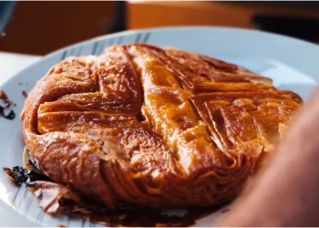 Un Kouign-Amann doré et gourmand, spécialité de la Bretagne gastronomique. © Dequin Nicolas / Tourisme Bretagne