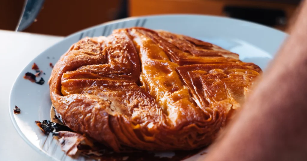 Un Kouign-Amann doré et gourmand, spécialité de la Bretagne gastronomique. © Dequin Nicolas / Tourisme Bretagne