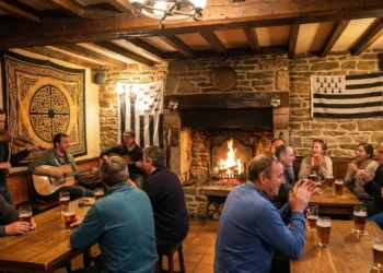 Musiciens jouant de la musique celtique traditionnelle dans un pub chaleureux à Perros-Guirec pendant le festival.