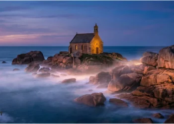 Oratoire en Bretagne, terre des légendes, entouré par la mer à marée montante.