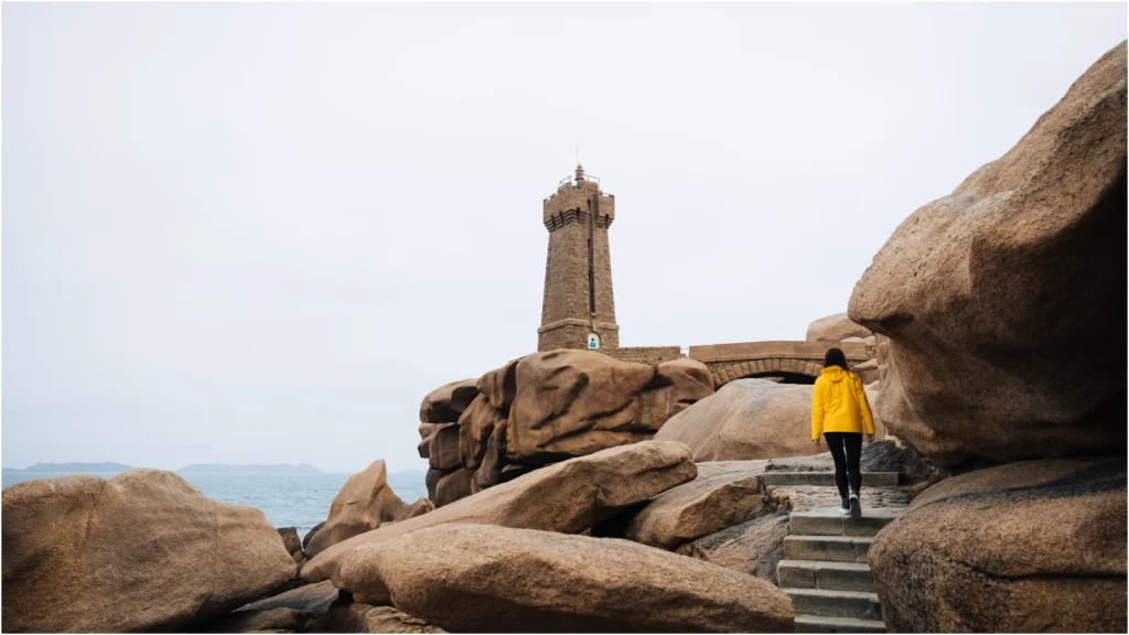 L'emblématique phare Mean Ruz à Ploumanac'h sur la Côte de Granit Roz - © Dequin Nicolas - Tourisme Bretagne