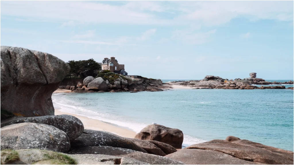 La Plage de Toul Drez sur l'île Renote à Tregastel. Au loin, le Dé emblématique - © Léa Guillotte - Tourisme Bretagne