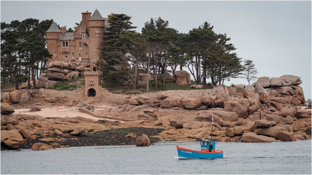 Le Château de Costaérès à Trégastel depuis la plage de Tourony - © John Summerton - Tourisme Bretagne
