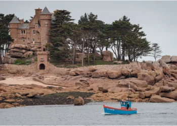 Le Château de Costaérès à Trégastel depuis la plage de Tourony - © John Summerton - Tourisme Bretagne