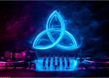 Illustration artistique montrant un DJ aux platines avec un triskèle en néon bleu en arrière-plan, symbolisant le mélange entre tradition bretonne et musique électronique actuelle.