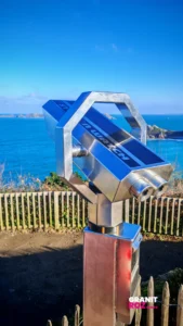 Le point de vue sur la plage de Trestrignel à Perros-Guirec en Bretagne.
