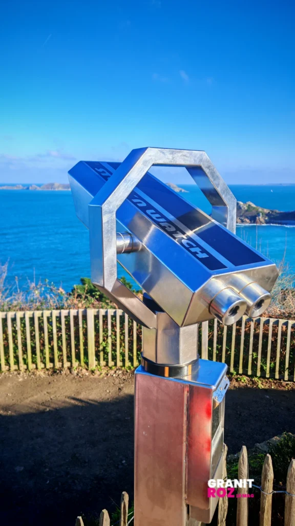Le point de vue sur la plage de Trestrignel à Perros-Guirec en Bretagne.