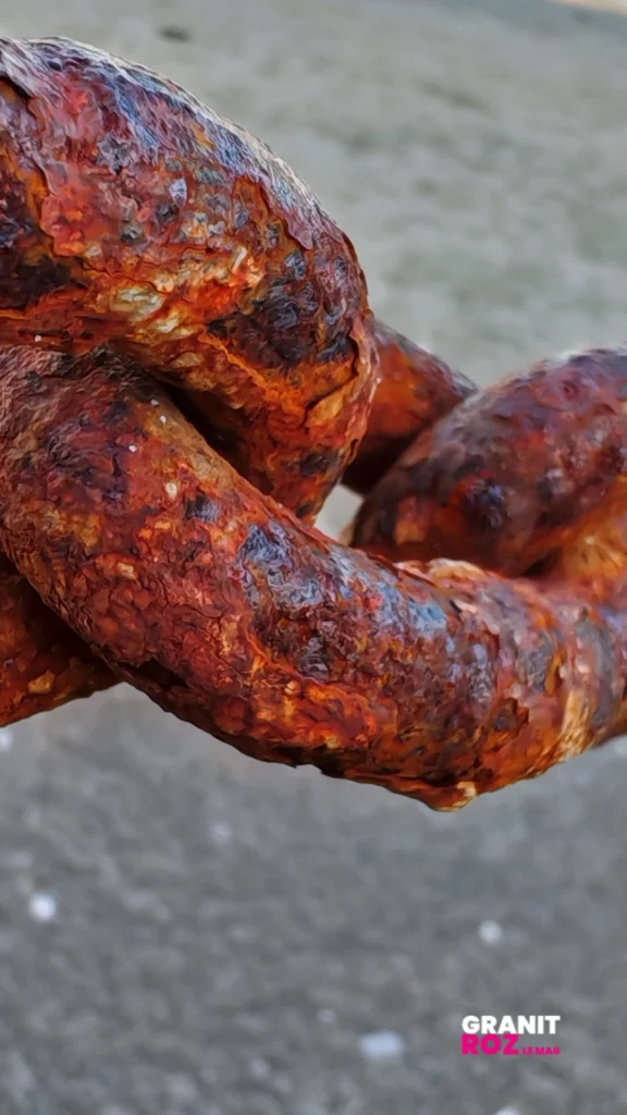 Détail de chaines rouillées sur la plage de Trestrignel à Perros-Guirec en Bretagne.