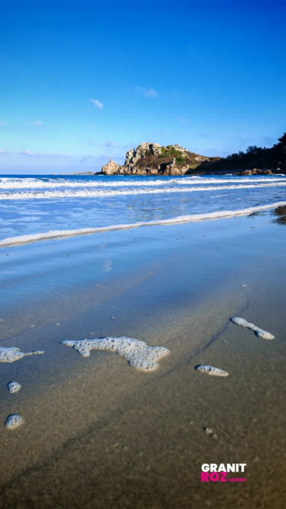 Vue de la plage de Trestrignel à Perros-Guirec en Bretagne avec la Pointe du Château.
