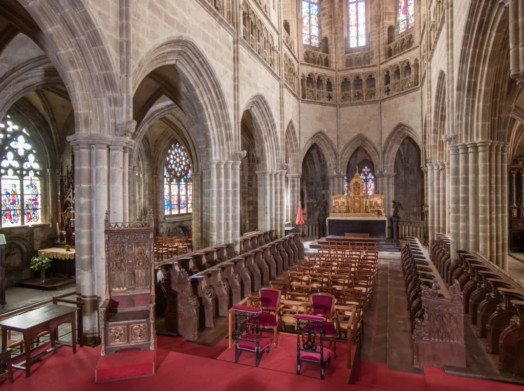 Cathédrale Saint-Tugdual (Tréguier) - Vue générale vers le choeur et le maître-autel. La cathédrale abrite un ensemble de stalles - © Région Bretagne