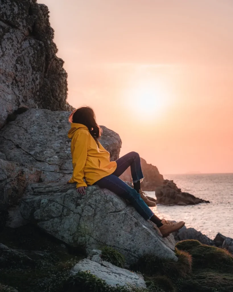 Détente sur les rochers à Plougrescant - © Verneuil Teddy - Lezbroz - Tourisme Bretagne 