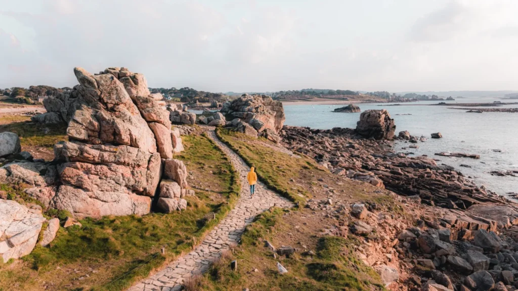 Promonade sur le sentier côtier à Plougrescant - © Verneuil Teddy - Lezbroz - Tourisme Bretagne