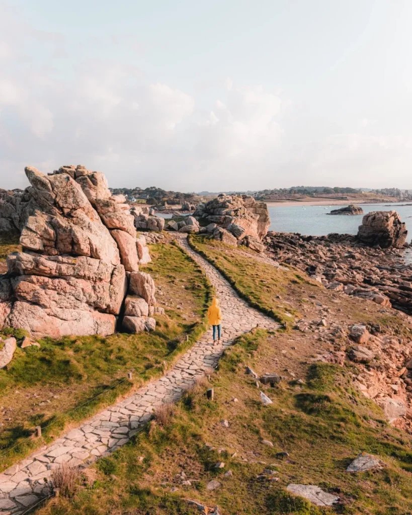 Promonade sur le sentier côtier à Plougrescant - © Verneuil Teddy - Lezbroz - Tourisme Bretagne 