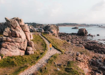 Promonade sur le sentier côtier à Plougrescant - © Verneuil Teddy - Lezbroz - Tourisme Bretagne