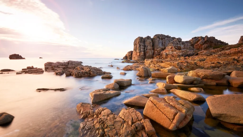 Vue sur les rochers de Plougrescant au lever du soleil - © Lamoureux Alexandre - Tourisme Bretagne