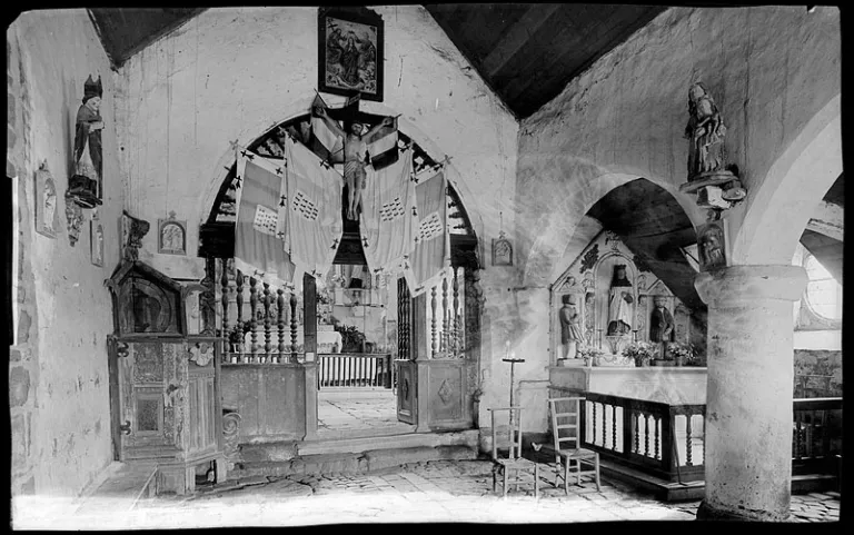 Chapelle Notre-Dame de Port-Blanc (Penvénan), Vue générale de l'espace intérieur, photographie noir et blanc par Lacombe, 1ère moitié du 20ème siècle - © Conseil général des Côtes-d'Armor