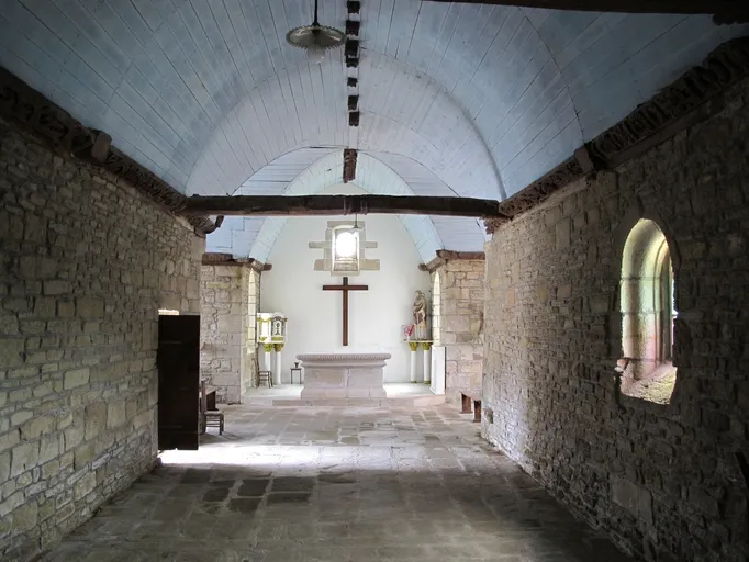 Plougras, le bourg : chapelle Saint-Gonéry, vaisseau unique menant à l'autel. Sol couvert de dalles de granite. Lambris de couvrement peint en bleu et poinçons sculptés figurant des angelots - © Région Bretagne