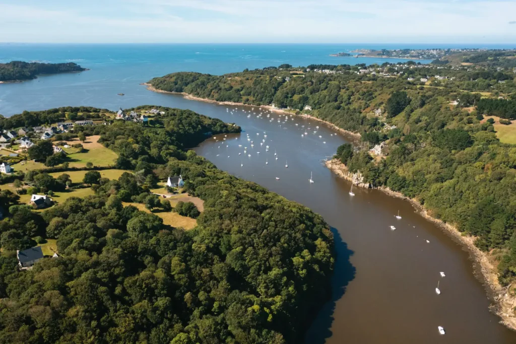 Les rives du Léguer, fleuve côtier long de 59 kilomètres, qui se termine ici sa course dans l'estuaire de Lannion en Bretagne. | © Poriel Thibault - Tourisme Bretagne



rives-leguer-bretagne-poriel-thibault-tourisme-bretagne