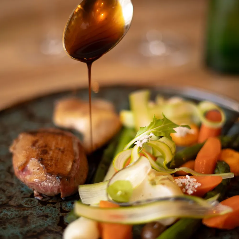 Présentation d'un plat en circuit extra-court au restaurant Inseme Ploubezre