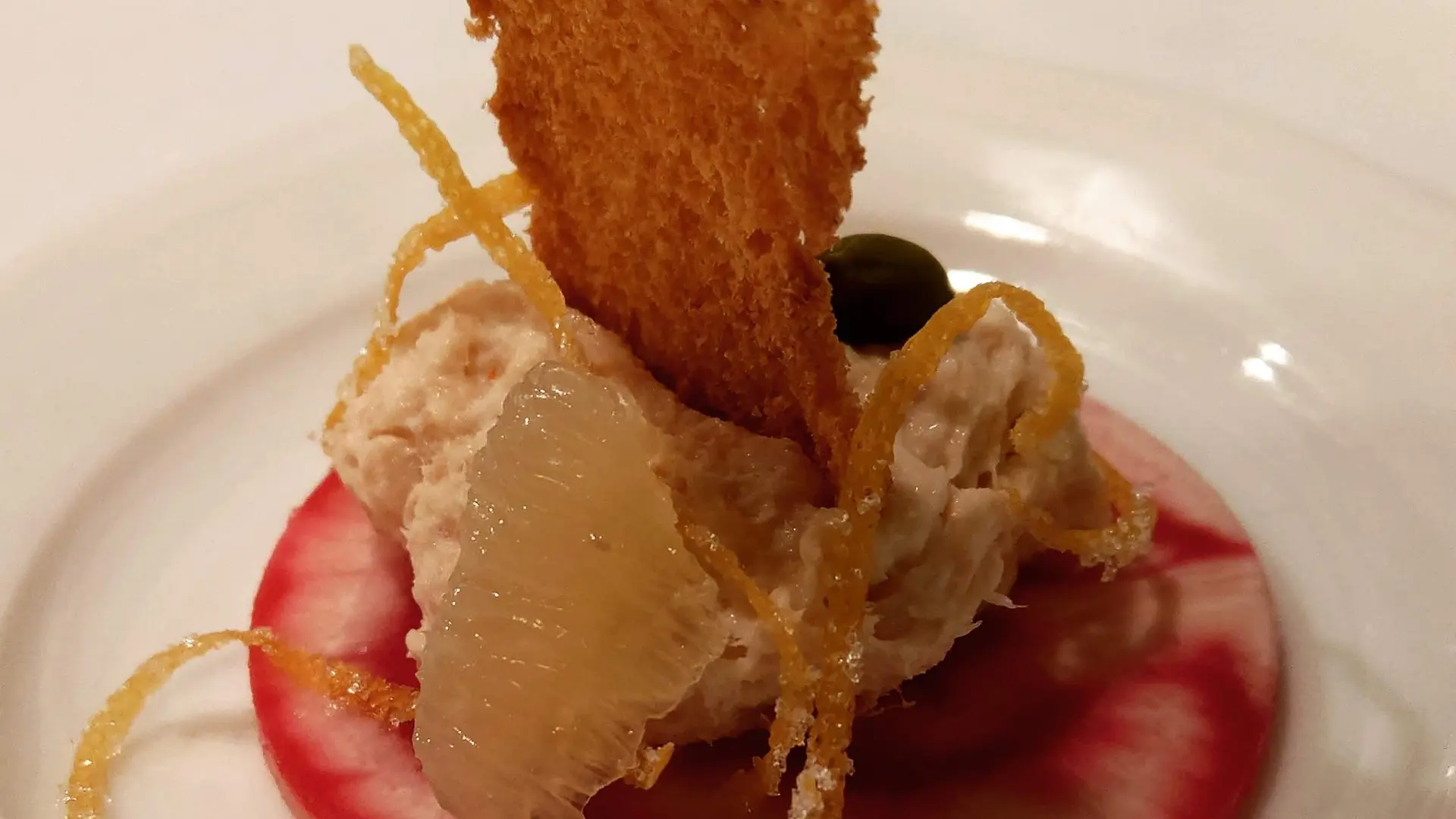 Superbe assiette servie au restaurant bistronomique Le Derrien à La Roche-Jaudy