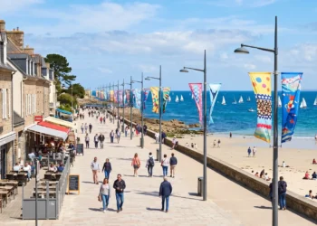 Vue ensoleillée de la longue plage de Trestraou à Perros-Guirec pendant une belle après-midi de printemps.