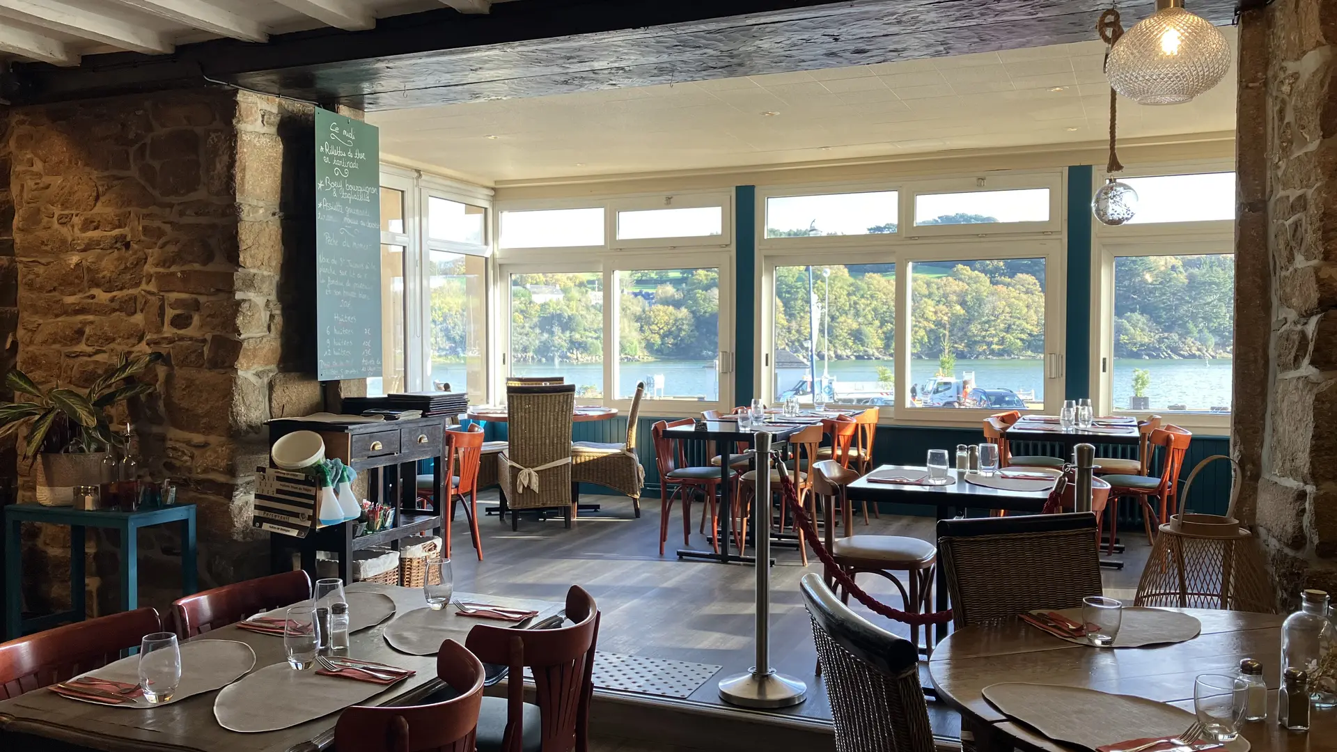 Ambiance paillote au bord du Jaudy chez Rest'à Flots