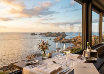 Table dressée dans un restaurant panoramique Côte de Granit Rose face aux îles.